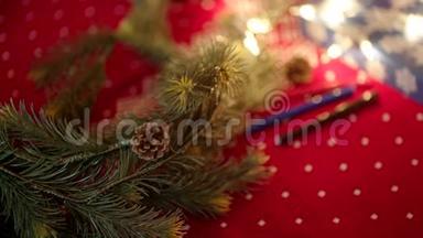 圣诞前夜，圣诞老人的一封信被放在圣诞树下的礼物中